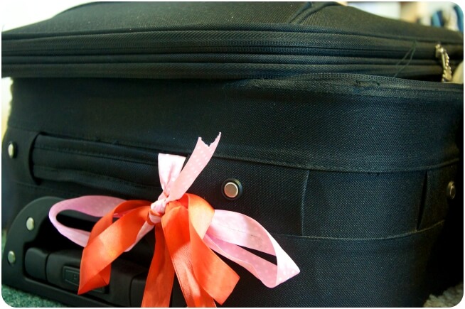 Travel_TipsRibbon-On-Luggage