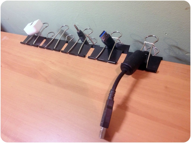 Travel_TipsUse-Clips-Organize-Your-Wires